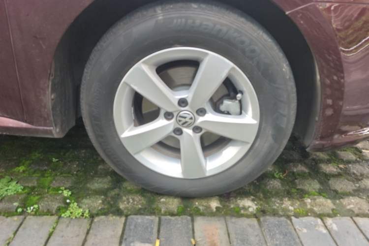 Used Volkswagen Lavida 2013 Revised Classic 1.6L Automatic Fashion Edition Right Front Wheel Hub