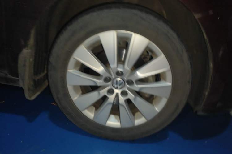 Used Volkswagen Lavida 2013 Restyled Classic 1.6L Manual Comfort Edition Right Front Wheel Hub