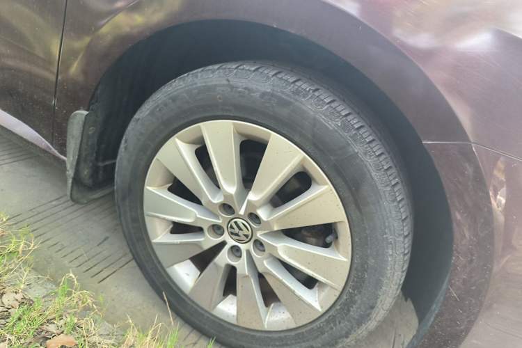 Used Volkswagen Lavida 2013 1.6L Automatic Comfort Edition Right Front Wheel Hub