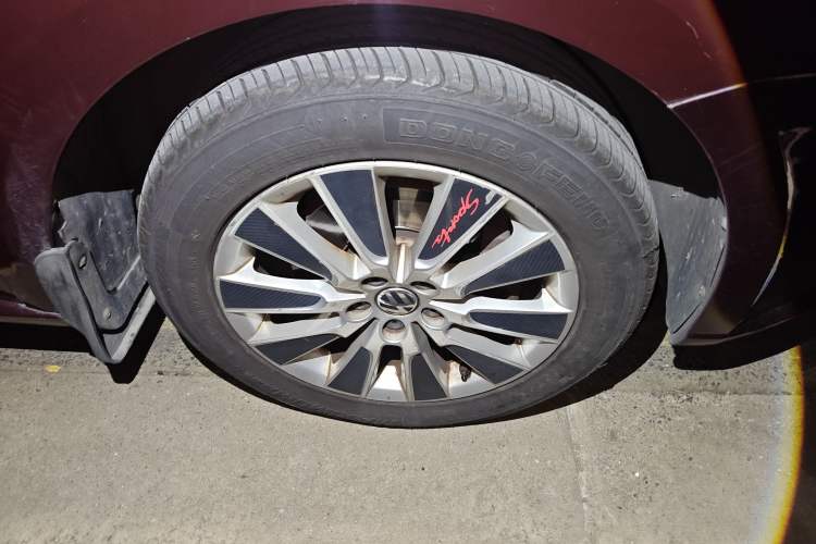 Used Volkswagen Lavida 2013 Revised Version 1.4 TSI Manual Comfort Edition Right Front Wheel Hub
