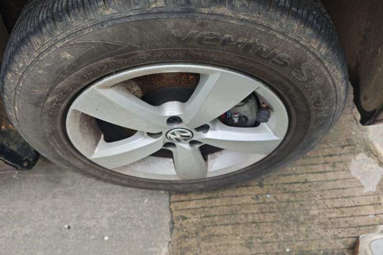 Used Volkswagen Lavida 2013 Revised Classic 1.6L Automatic Fashion Edition Right Front Wheel Hub