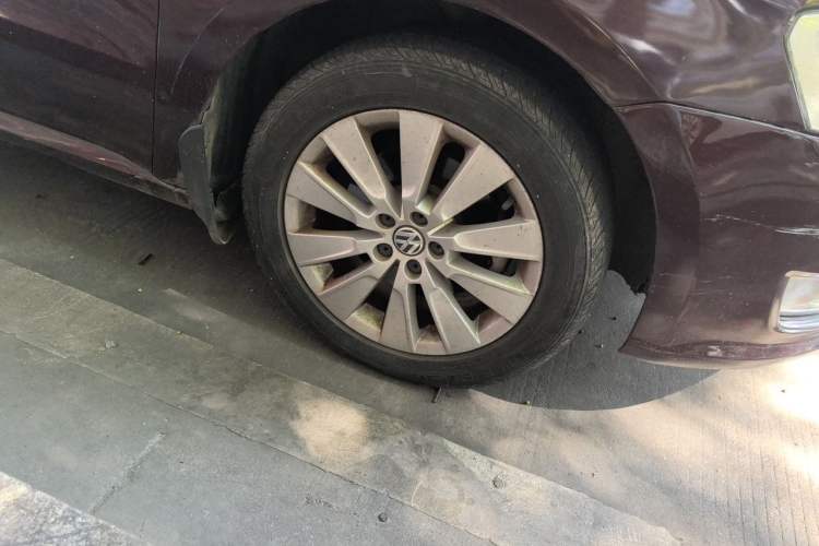 Used Volkswagen Lavida 2013 1.6L Automatic Comfort Edition Right Front Wheel Hub