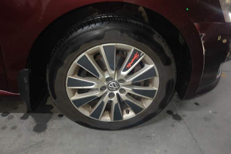 Used Volkswagen Lavida 2013 Revised Version 1.4 TSI Manual Comfort Edition Right Front Wheel Hub