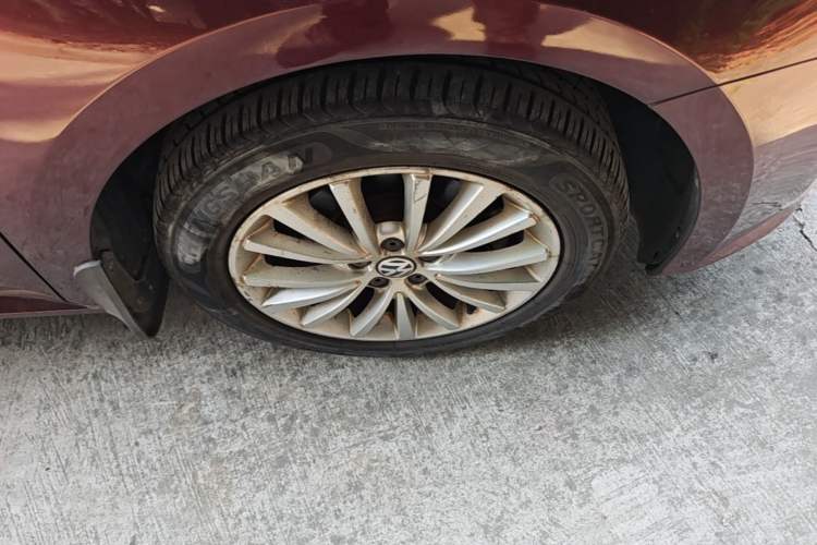 Used Volkswagen Lavida 2013 1.4TSI DSG Luxury Edition Right Front Wheel Hub