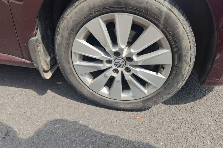 Used Volkswagen Lavida 2013 Restyled Classic 1.6L Manual Comfort Edition Right Front Wheel Hub