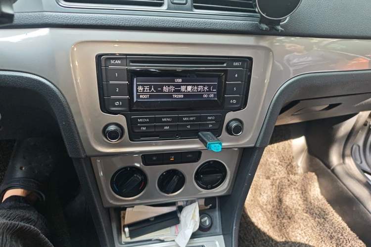 Used Volkswagen Lavida 2013 Revised Classic 1.6L Manual Fashion Edition Audio And AC Panel