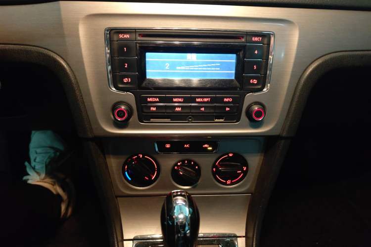 Used Volkswagen Lavida 2013 Revised Version 1.4 TSI DSG Comfort Edition Audio And AC Panel