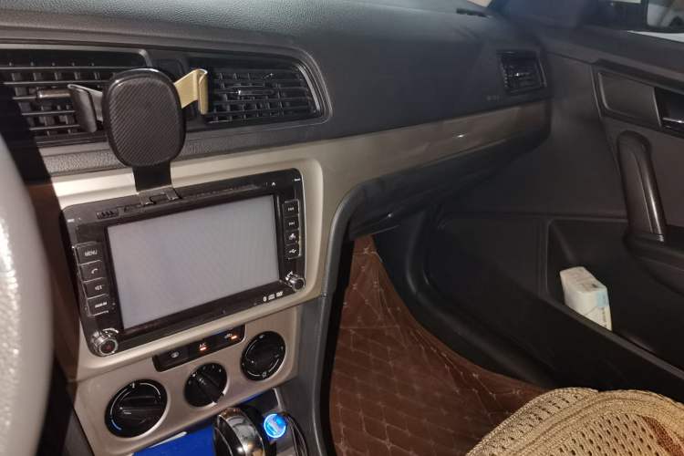 Used Volkswagen Lavida 2013 Revised Classic 1.6L Automatic Fashion Edition Audio And AC Panel