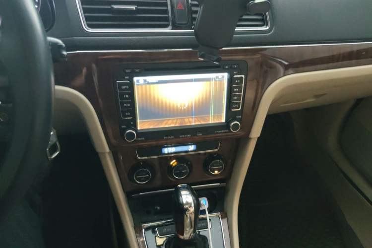 Used Volkswagen Lavida 2013 1.6L Automatic Luxury Edition Audio And AC Panel