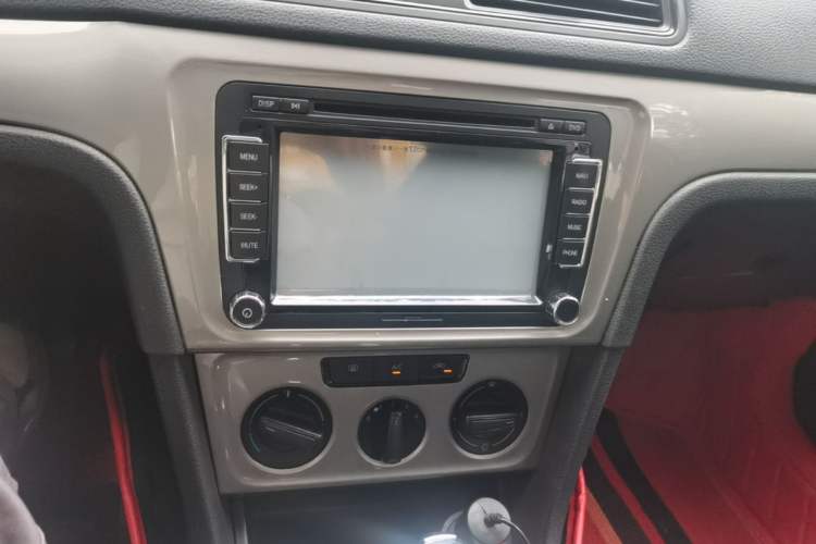 Used Volkswagen Lavida 2013 Revised Classic 1.6L Automatic Fashion Edition Audio And AC Panel