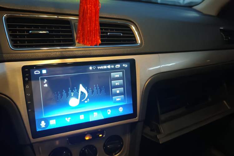 Used Volkswagen Lavida 2013 1.6L Manual Comfort Edition Audio And AC Panel