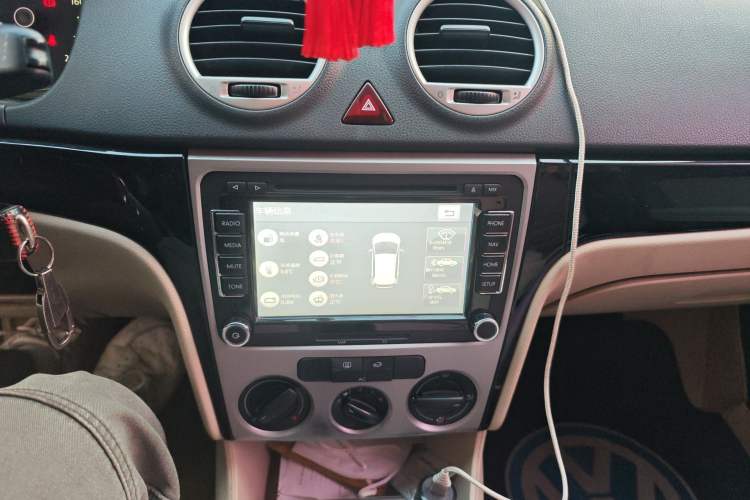 Used Volkswagen Lavida 2013 Classic 1.6L Manual Fashion Edition Audio And AC Panel