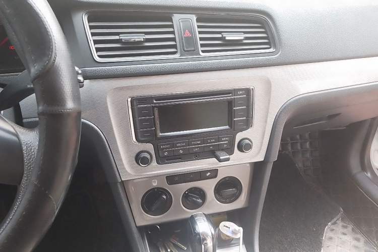 Used Volkswagen Lavida 2013 1.6L Automatic Fashion Edition Audio And AC Panel
