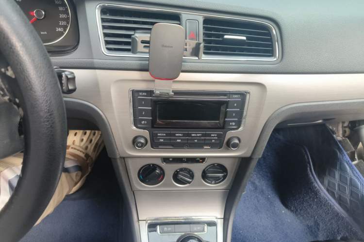 Used Volkswagen Lavida 2013 1.6L Manual Comfort Edition Audio And AC Panel