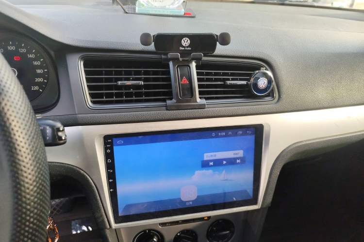 Used Volkswagen Lavida 2013 1.6L Automatic Fashion Edition Audio And AC Panel