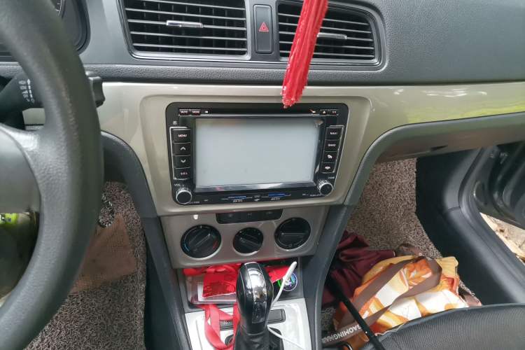 Used Volkswagen Lavida 2013 Revised Classic 1.6L Automatic Fashion Edition Audio And AC Panel