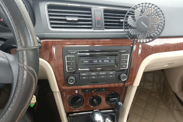 Used Volkswagen Lavida 2013 1.6L Automatic Comfort Edition Audio And AC Panel