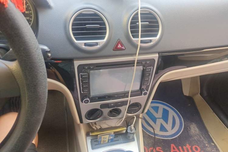 Used Volkswagen Lavida 2013 1.6L Manual Fashion Edition Audio And AC Panel