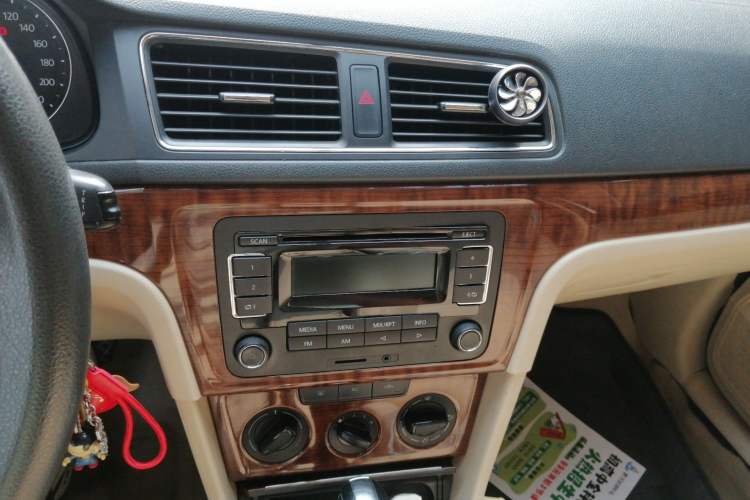 Used Volkswagen Lavida 2013 1.6L Automatic Comfort Edition Audio And AC Panel