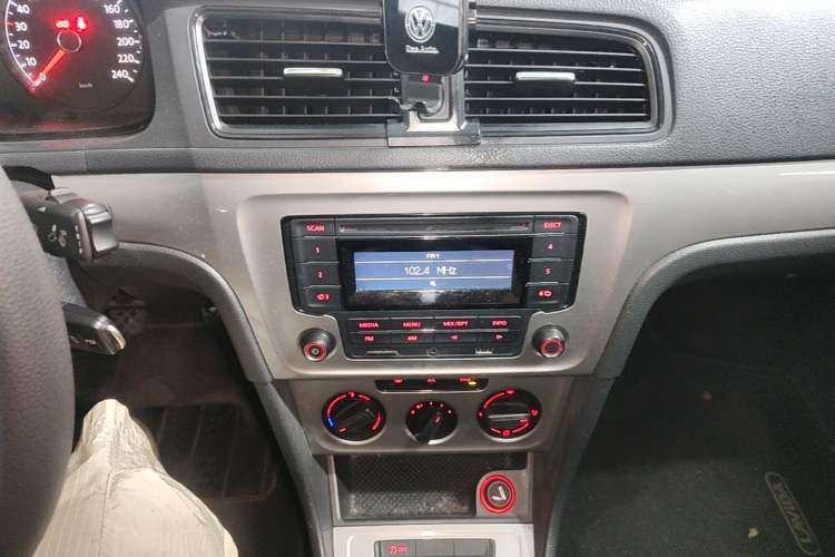 Used Volkswagen Lavida 2013 Revised Classic 1.6L Manual Fashion Edition Audio And AC Panel