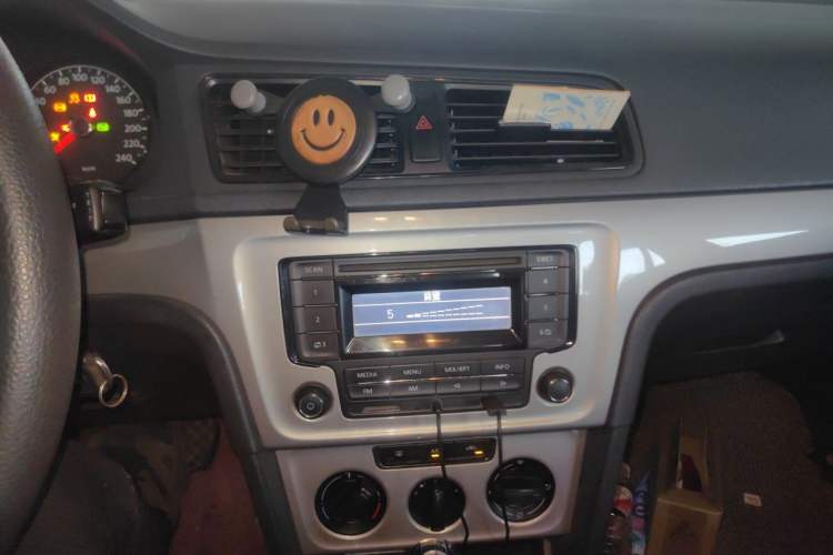 Used Volkswagen Lavida 2013 Revised Classic 1.6L Automatic Fashion Edition Audio And AC Panel
