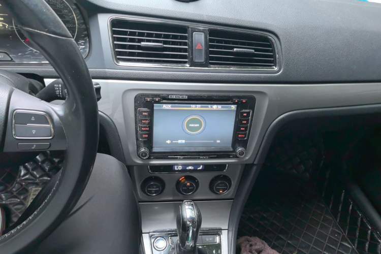 Used Volkswagen Lavida 2013 Revised Version 1.4 TSI DSG Luxury Edition Audio And AC Panel