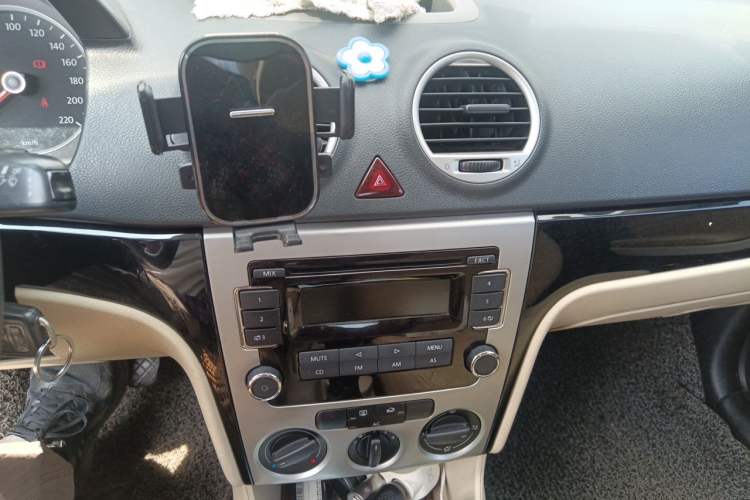 Used Volkswagen Lavida 2013 Classic 1.6L Manual Fashion Edition Audio And AC Panel