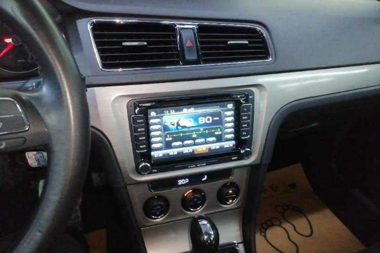 Used Volkswagen Lavida 2013 Revised Version 1.6L Automatic Luxury Edition Audio And AC Panel