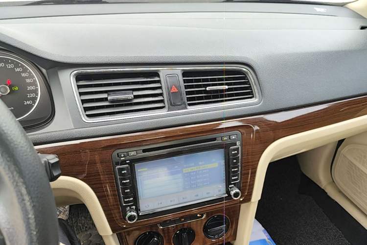 Used Volkswagen Lavida 2013 Revised Version 1.6L Automatic Luxury Edition Audio And AC Panel