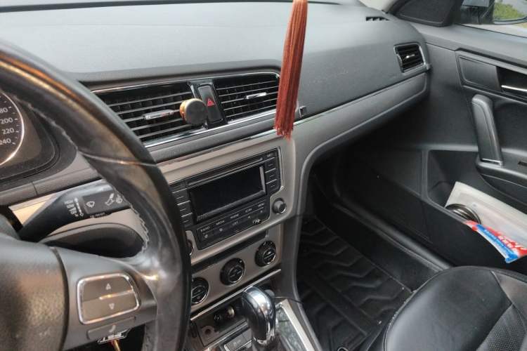 Used Volkswagen Lavida 2013 Revised Version 1.6L Automatic Luxury Edition Audio And AC Panel