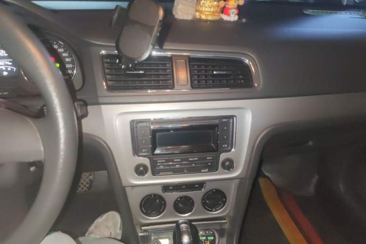 Used Volkswagen Lavida 2013 1.6L Automatic Comfort Edition Audio And AC Panel