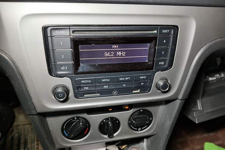 Used Volkswagen Lavida 2013 Revised Classic 1.6L Automatic Fashion Edition Audio And AC Panel