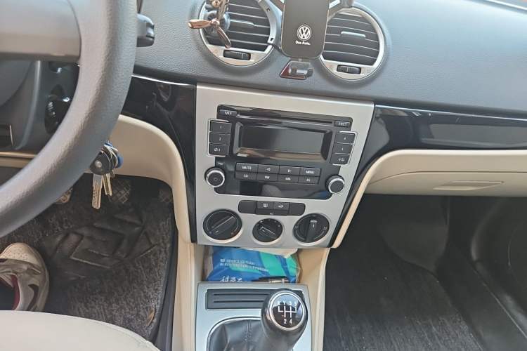 Used Volkswagen Lavida 2013 1.6L Manual Fashion Edition Audio And AC Panel