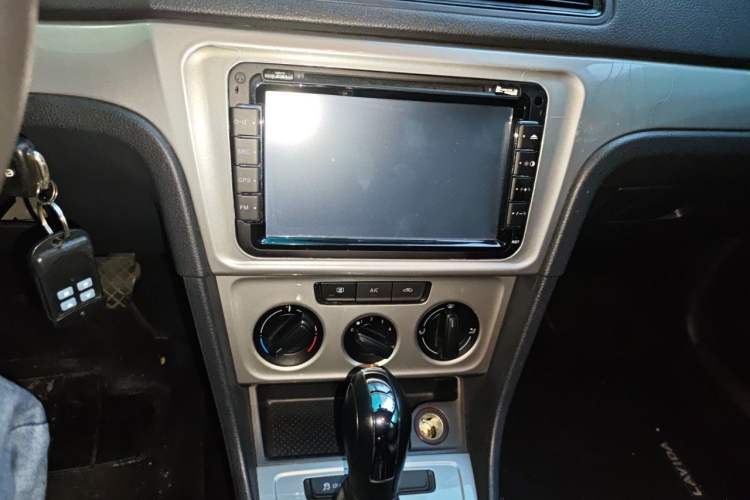 Used Volkswagen Lavida 2013 Revised Classic 1.6L Automatic Fashion Edition Audio And AC Panel
