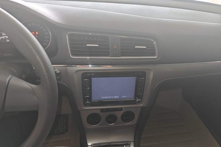 Used Volkswagen Lavida 2013 Restyled Classic 1.6L Manual Comfort Edition Audio And AC Panel
