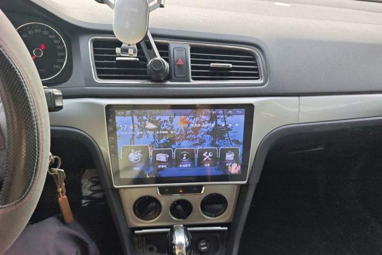 Used Volkswagen Lavida 2013 1.6L Automatic Comfort Edition Audio And AC Panel
