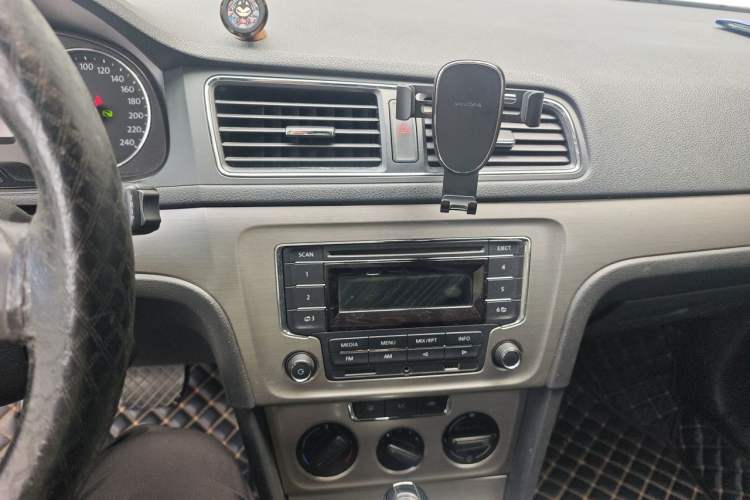 Used Volkswagen Lavida 2013 Restyled Classic 1.6L Automatic Comfort Edition Audio And AC Panel