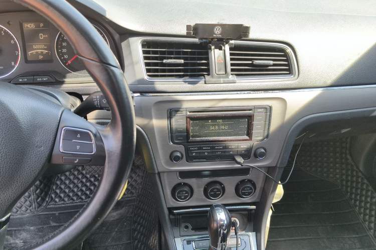Used Volkswagen Lavida 2013 Revised Version 1.6L Automatic Luxury Edition Audio And AC Panel