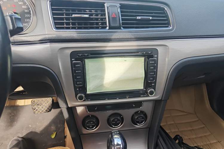 Used Volkswagen Lavida 2013 1.4TSI DSG Luxury Edition Audio And AC Panel