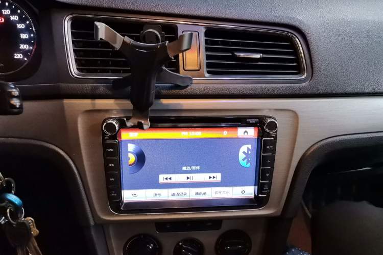 Used Volkswagen Lavida 2013 1.6L Manual Comfort Edition Audio And AC Panel