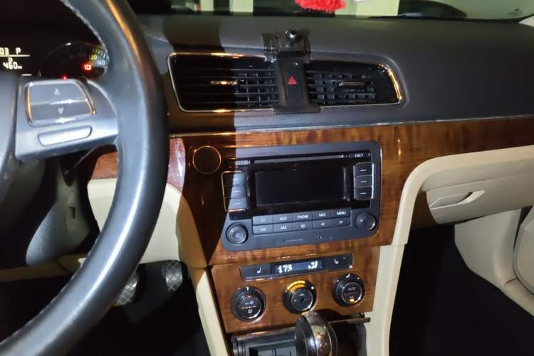 Used Volkswagen Lavida 2013 1.4TSI DSG Luxury Edition Audio And AC Panel