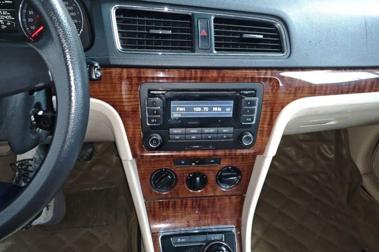 Used Volkswagen Lavida 2013 1.4TSI Manual Comfort Edition Audio And AC Panel