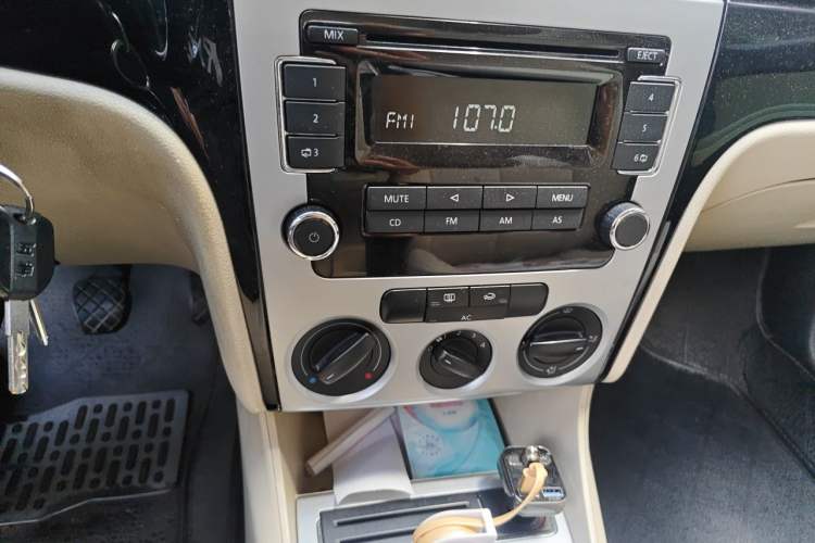 Used Volkswagen Lavida 2013 Classic 1.6L Manual Fashion Edition Audio And AC Panel