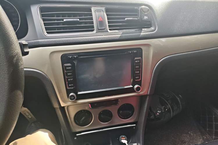 Used Volkswagen Lavida 2013 Restyled Classic 1.6L Manual Comfort Edition Audio And AC Panel