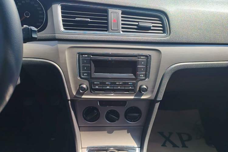 Used Volkswagen Lavida 2013 Restyled Classic 1.6L Manual Comfort Edition Audio And AC Panel
