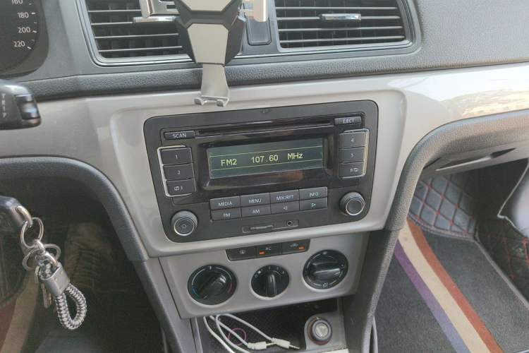 Used Volkswagen Lavida 2013 1.6L Manual Fashion Edition Audio And AC Panel