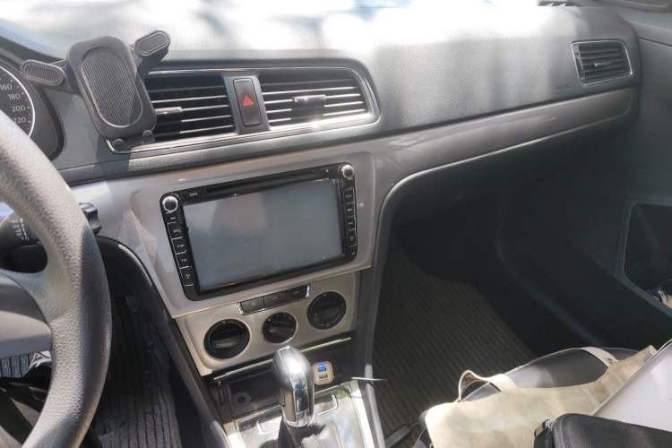 Used Volkswagen Lavida 2013 Restyled Classic 1.6L Automatic Comfort Edition Audio And AC Panel
