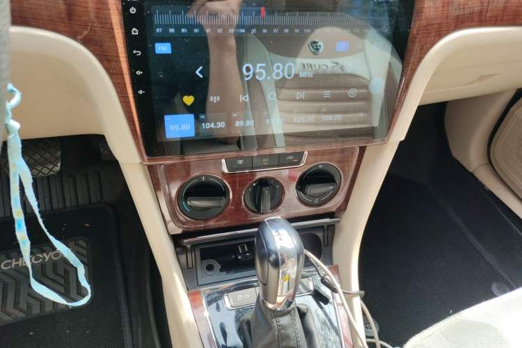Used Volkswagen Lavida 2013 Revised Classic 1.6L Automatic Fashion Edition Audio And AC Panel