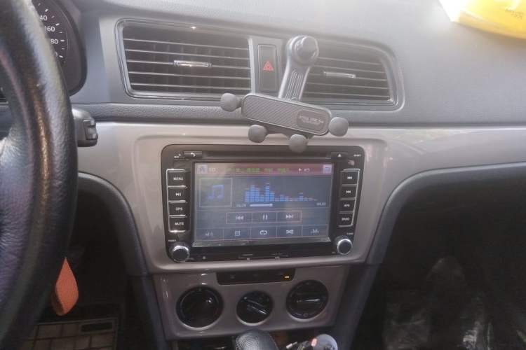 Used Volkswagen Lavida 2013 1.6L Automatic Fashion Edition Audio And AC Panel