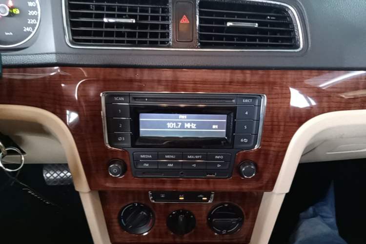 Used Volkswagen Lavida 2013 Restyled Classic 1.6L Automatic Comfort Edition Audio And AC Panel